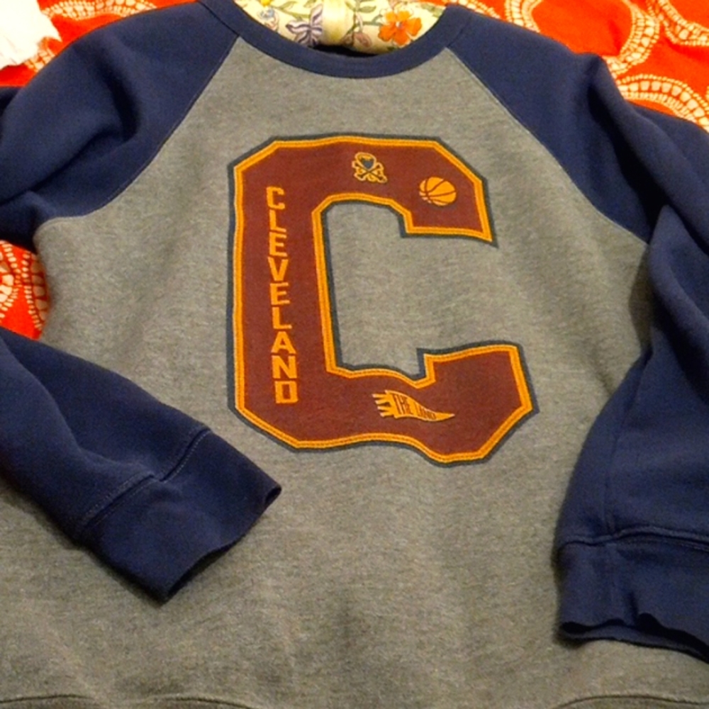 Men's large or women's extra large probably Cleveland basketball sweatshirt